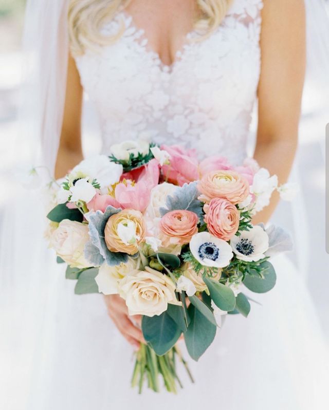 10 Jenis Buket Bunga Pernikahan untuk Hari Spesialmu, Pilih Mana yang Paling Sesuai Karaktermu 13 buket bunga pernikahan posy bouquet