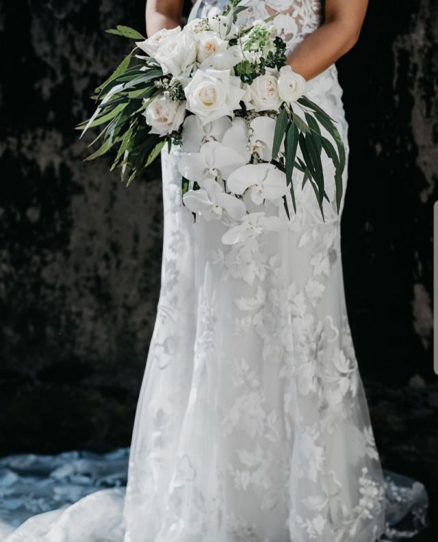 10 Jenis Buket Bunga Pernikahan untuk Hari Spesialmu, Pilih Mana yang Paling Sesuai Karaktermu 12 buket bunga Cascade Bouquet