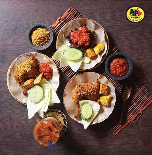 Selain ayam penyet, tersedia juga masakan Minang