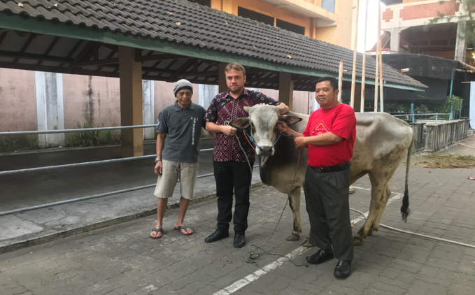 Hotel Melia Purosani Rayakan Idul Adha dengan Berbagi Hewan Kurban untuk Warga Sekitar