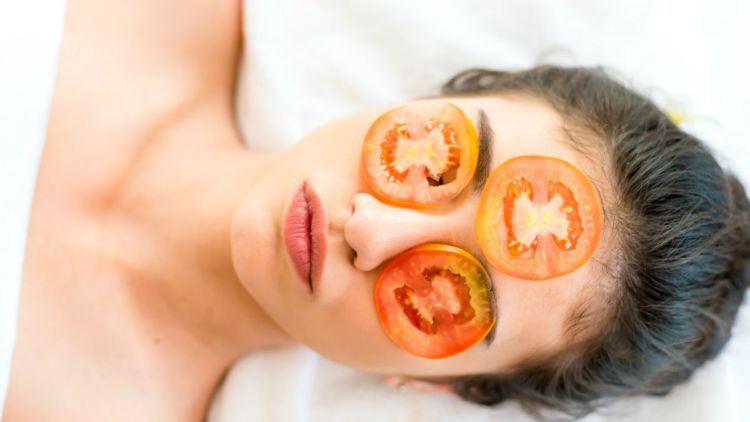 5 Manfaat Kalau Kamu Rajin Maskeran Pakai Tomat. Bye Kulit Kusam dan Bintik Hitam