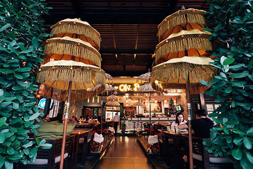 Suasana makan ala Bali yang authentic