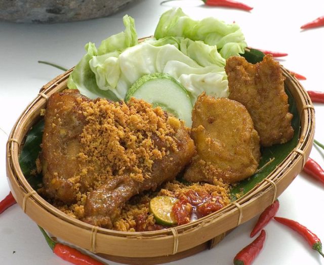 Ayam penyet di sini memang ma'nyus!