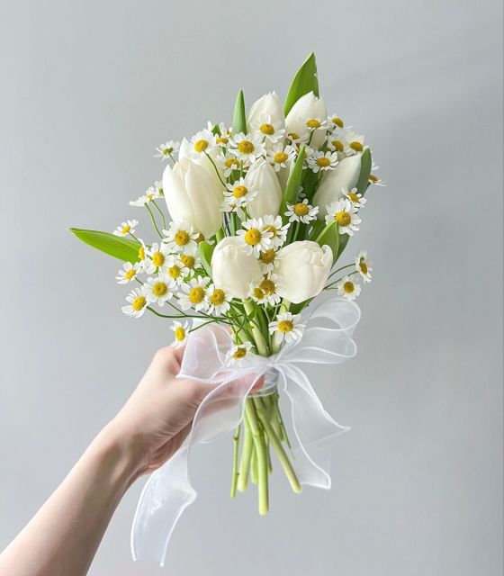10 Jenis Buket Bunga Pernikahan untuk Hari Spesialmu, Pilih Mana yang Paling Sesuai Karaktermu 16 hipwee-buket bunga pernikahan Hand-tied bouquet Photo by pinterest.com/mzrsn