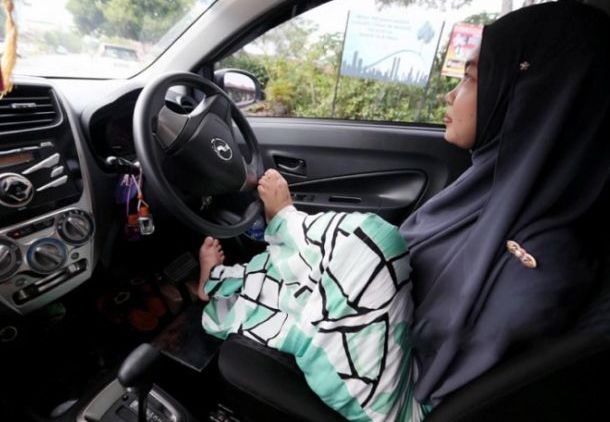 Tak Punya Tangan yang Sempurna, Perempuan Ini Setir Mobil dengan Kakinya. Semangatnya Luar Biasa!