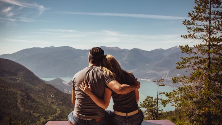 6 Cara Menghadapi Pasangan yang Diam-diam Ternyata Masih Sayang sama Mantannya. Duh, Kok Bisa?