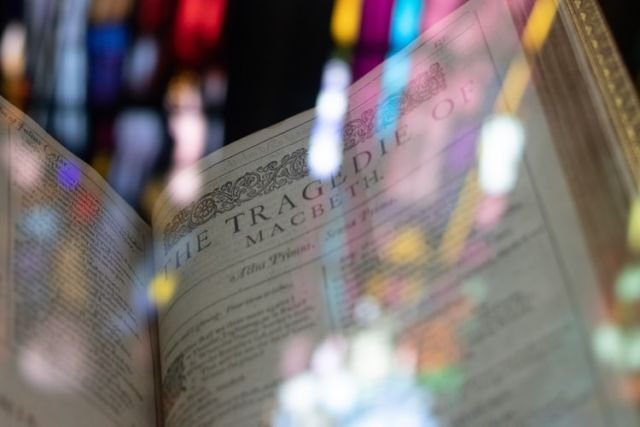 Cobalah baca karya-karya Shakespeare, kamu akan belajar banyak kosakata baru