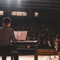 Hobi dengerin musik? Ini loh 7 manfaat mendengarkan musik di pagi hari