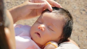 7 Manfaat Luar Biasa Menjemur Bayi di Pagi Hari. Sehat dan Bisa Bikin Dia Happy!