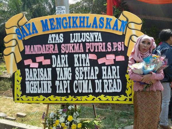 banner wisuda lucu