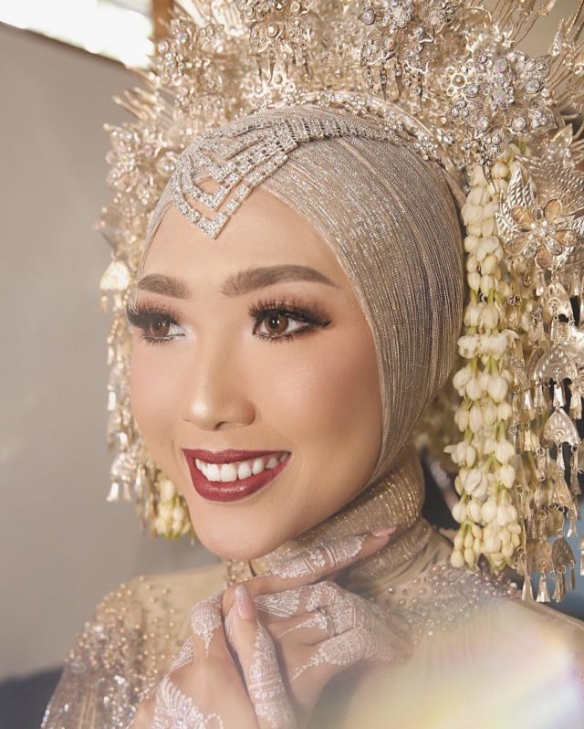 mahkota adat pengantin berhijab