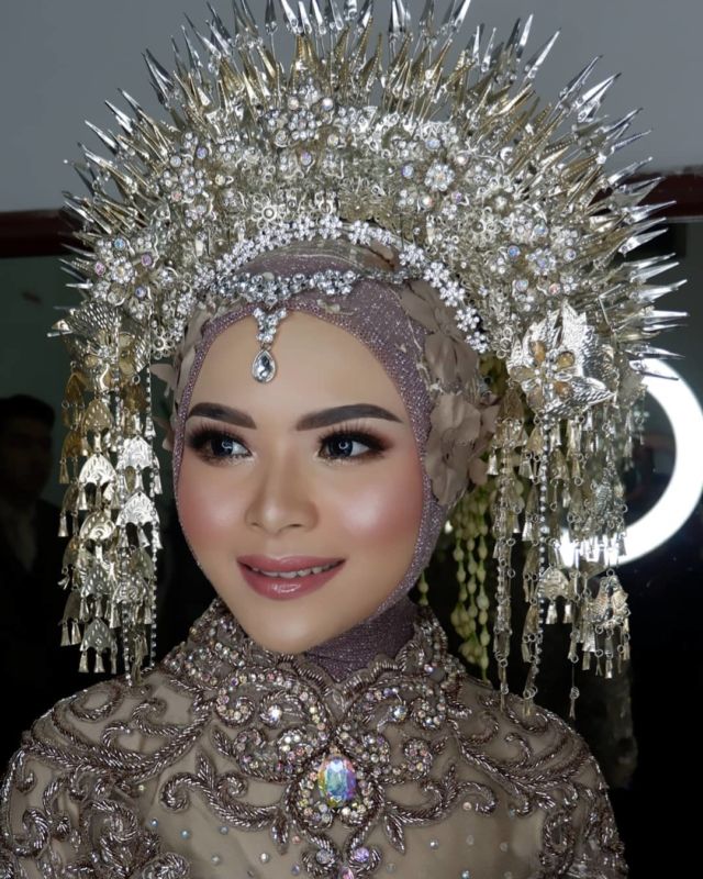 mahkota adat pengantin berhijab