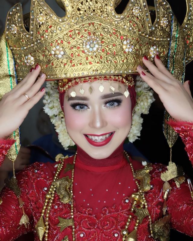 mahkota adat pengantin berhijab