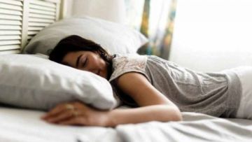 4 Bahaya Tidur Tengkurap yang Belum Disadari. Tulang Belakangmu Jadi Korbannya, Hati-Hati ~