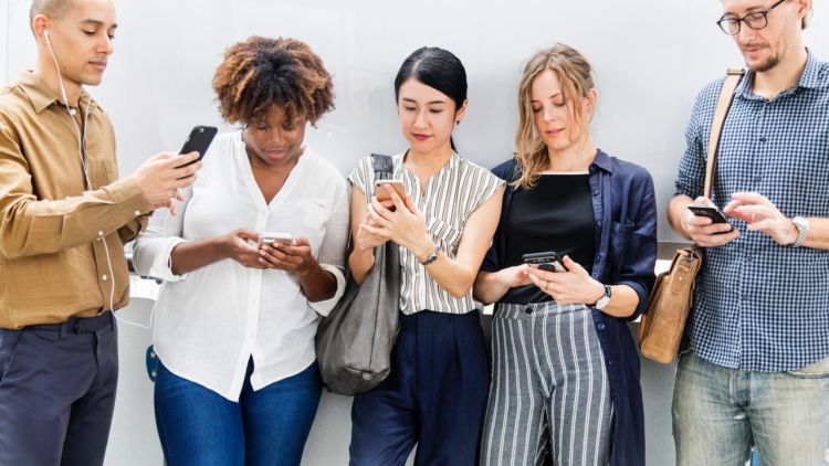 Apa Saja Sih Kelebihan dan Kekurangan Belajar Bahasa Secara Online?
