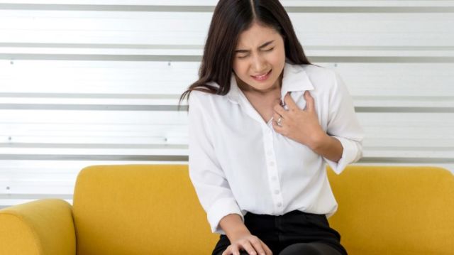 wanita muda terkena serangan jantung