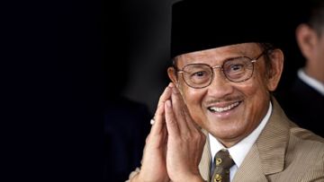 6 Kutipan Cinta dari Eyang Habibie Ini Dijamin Bikin Kamu Baper