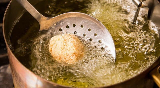 8 Cara Menjernihkan Minyak Goreng Bekas Biar Nggak Risi Dipakai Ulang