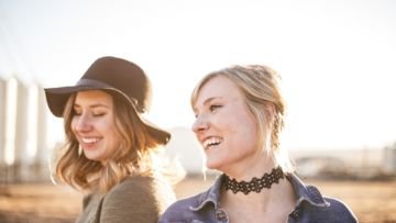 4 Hal yang Harus Dilakukan Saat Kamu dan Sahabatmu Naksir Orang Sama. Jangan Berantem Dulu ya