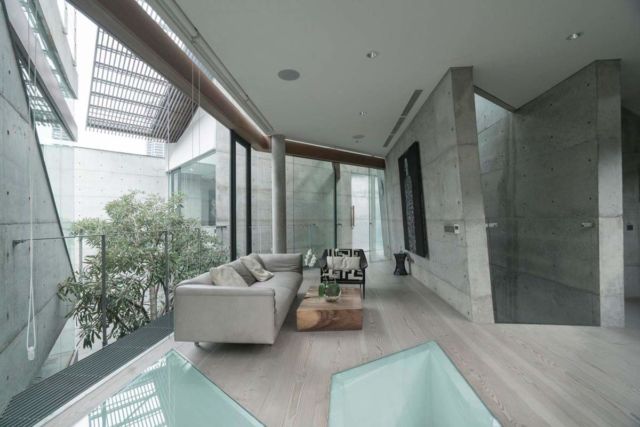 Ruang keluarga industrial JS House di Jakarta karya Studio TonTon