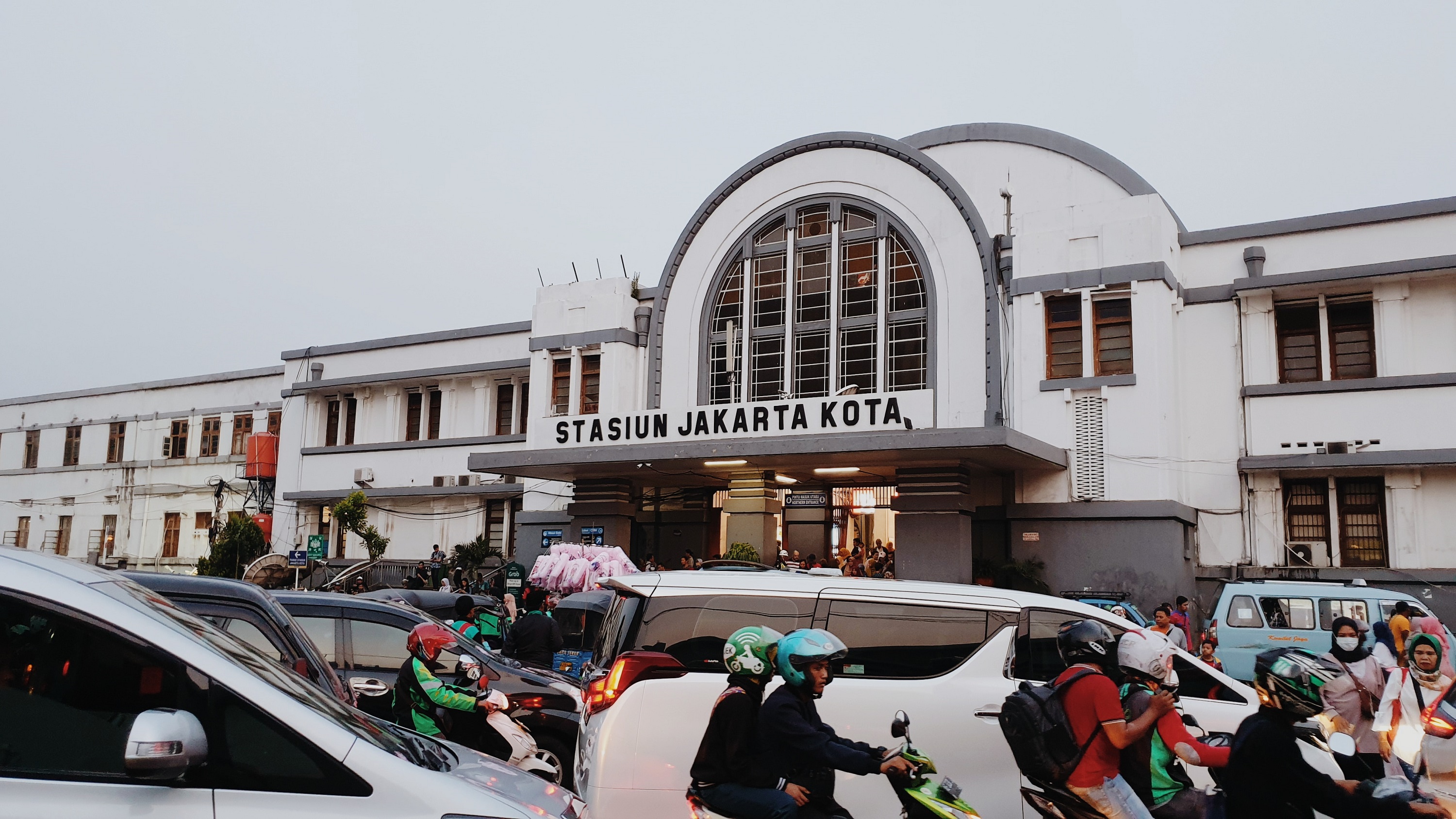 Meninggalkan Jakarta Kukira Hanya Akan Bahagia. Ternyata Sedikit Lega, Banyak Sedihnya