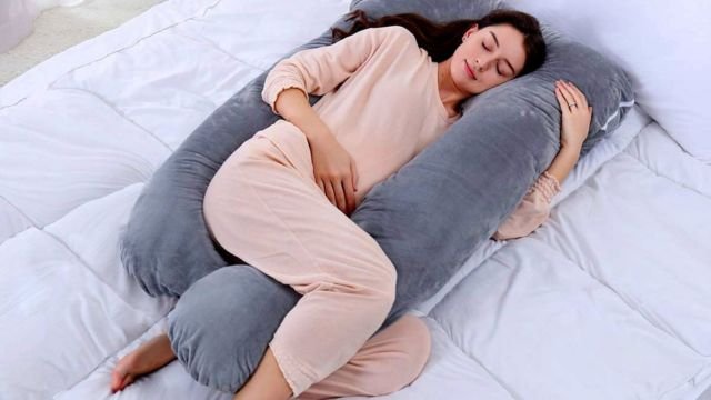 Illustrasi Tidur dengan Bantal Tambahan