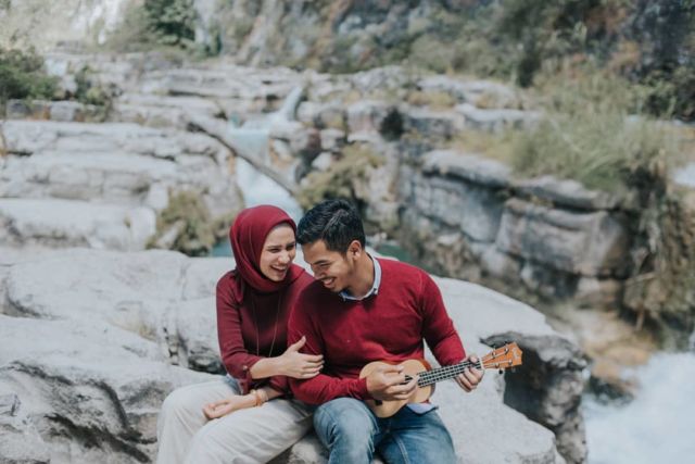 pose wedding hijab