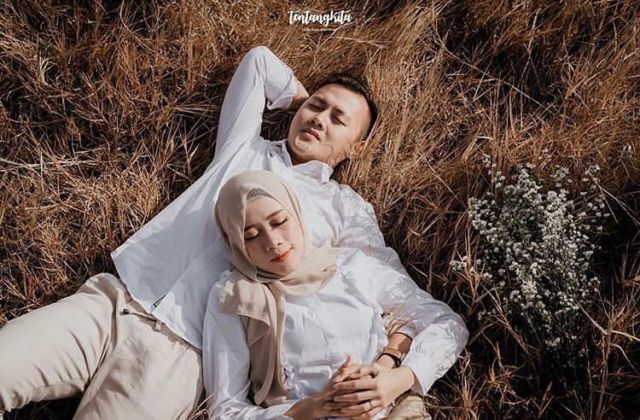 pose wedding hijab