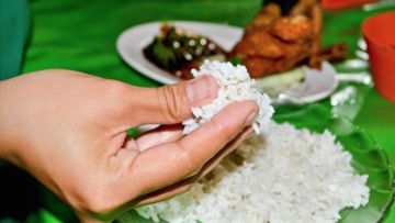 Sering Dianggap Kampungan, Padahal Makan Pakai Tangan Punya 6 Manfaat Mencengangkan ini