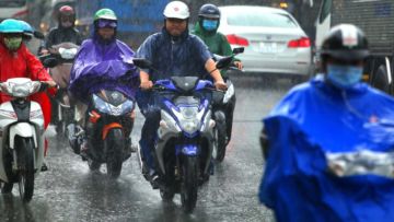 5 Bahaya Pakai Jas Hujan Ponco. Meski Banyak Risikonya, tapi Masih Jadi Favorit Banyak Orang
