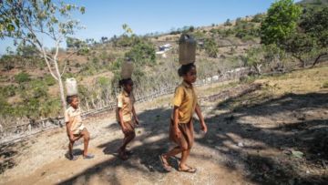 Kisah Pilu dari Flores, Siswa-siswi Jalan 5 Kilometer sambil Pikul Air Hanya untuk Siram WC Sekolah