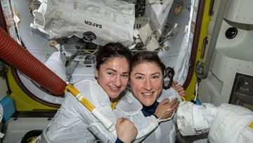 11 Potret Selfie Luar Angkasa Menakjubkan, Misi Spacewalk NASA Pertama dengan Seluruh Kru Perempuan