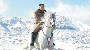 Pesan Tersembunyi dalam Foto Kim Jong Un Tunggangi Kuda Putih. Memang Keren sih Fotonya, Tapi…