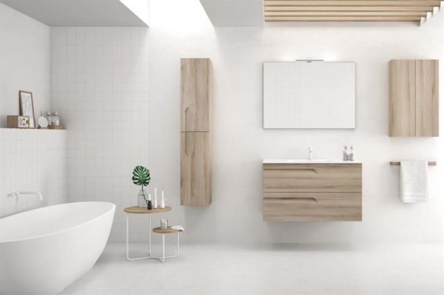 Kamar mandi Skandinavian serba putih dengan sentuhan modern 