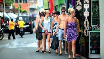 Turis Ini Ditipu oleh Money Changer di Bali. Niatnya Nukar Uang Dolar Malah Ditilep Sebagian!