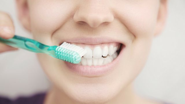 7 Cara Membersihkan Karang Gigi secara Alami, Lumayan Bantu Sebelum Scalling