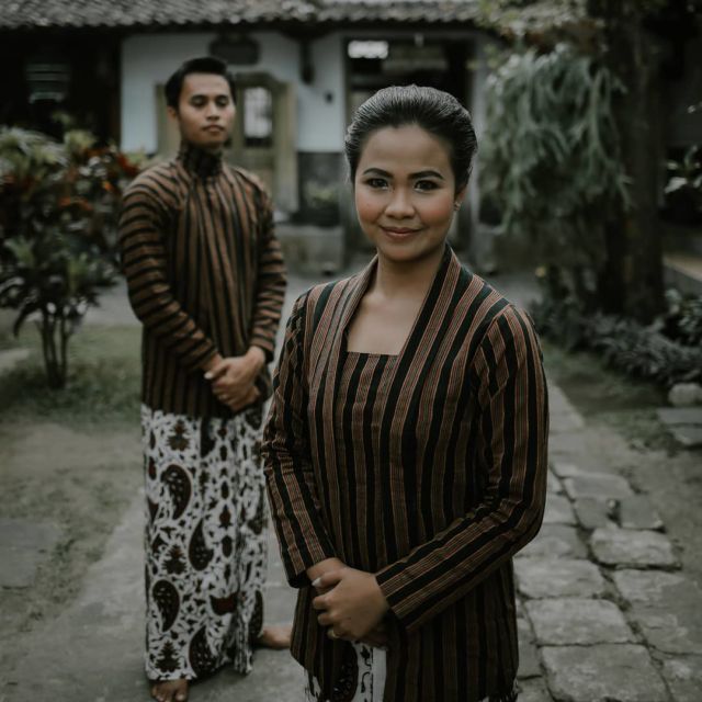 12 Ide Pre-wedding dalam Pakaian Tradisional Tanpa Bersentuhan. Estetik dan Terasa Sakralnya!