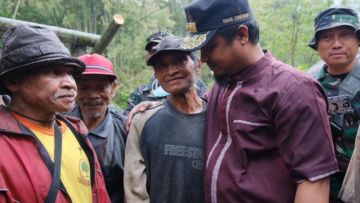 Berbekal Linggis, Kakek Samsul Kikis Gunung untuk Jalan Desa Seorang Diri. Bukti Semua Mungkin di Dunia Ini