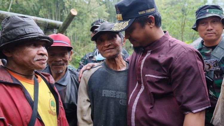 Berbekal Linggis, Kakek Samsul Kikis Gunung untuk Jalan Desa Seorang Diri. Bukti Semua Mungkin di Dunia Ini