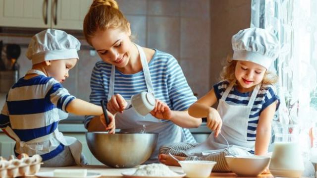 Ibu bisa mengenalkan anak lelaki kepada dapur sejak dini