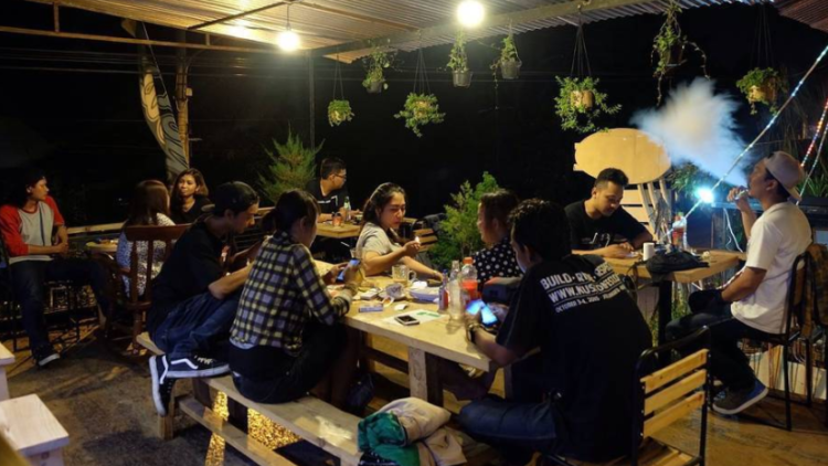 8 Tanda Bahwa Kita Sudah Diusir dari Kafe. Sadar Diri dong, Pesen Minum doang Ngobrolnya Berjam-Jam!