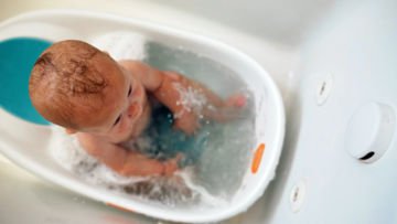 Mandikan Bayi Baiknya Pakai Air Hangat atau Dingin? Jangan Ngasal, Yuk Cek Dulu Jawabannya!