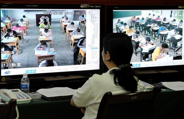 11 Cara Ekstrem Guru Pantau Murid Agar Nggak Nyontek. Ketat Banget, Udah Kayak Legging Macan~