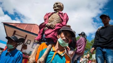 Mayat Berjalan dalam Ritual Ma’nene Toraja. Makam Ratusan Tahun Dibongkar Lagi, Jenazah Diganti Baju