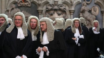Ternyata Ini Alasan Kenapa Hakim di Inggris Selalu Pakai Wig Putih. Bukan Buat Gegayaan doang