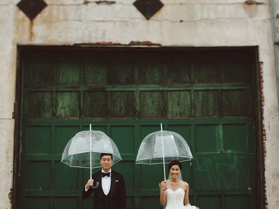 12 Ide Pre-wedding Berpose Pakai Payung. Tetap Terlihat Estetik, Plus Aman di Musim Hujan~