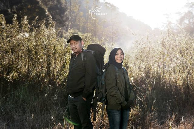 Prewedding Casual Hitam Outdoor