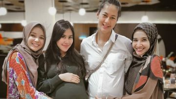 Bertemu Syahnaz dan Paula, Zaskia Sungkar dan Dewi Sandra Berharap “Ketularan” Hamil