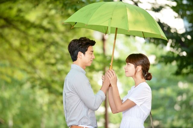 12 Ide Pre-wedding Berpose Pakai Payung. Tetap Terlihat Estetik, Plus Aman di Musim Hujan~