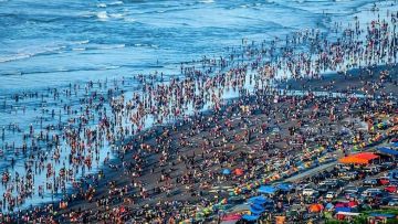 Potret Ramainya Wisatawan yang Berlibur ke Jogja. Pantai Parangtritis Jadi Lautan Manusia!